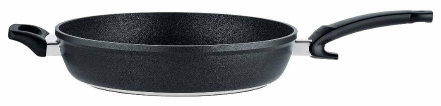 Schwarze Comfort Pfanne 32cm mit ergonomischem Griff, seitliche Perspektive