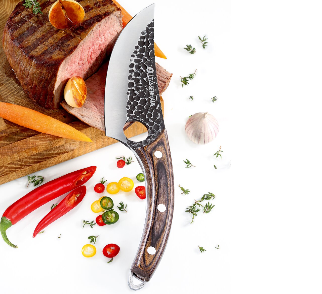 Kochmesser RANGER 15 cm mit gehämmerter Klinge und Holzgriff, von oben fotografiert, neben geschnittenem Fleisch und Gemüse.