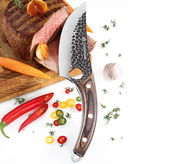 Kochmesser RANGER 15 cm mit gehämmerter Klinge und Holzgriff, von oben fotografiert, neben geschnittenem Fleisch und Gemüse.