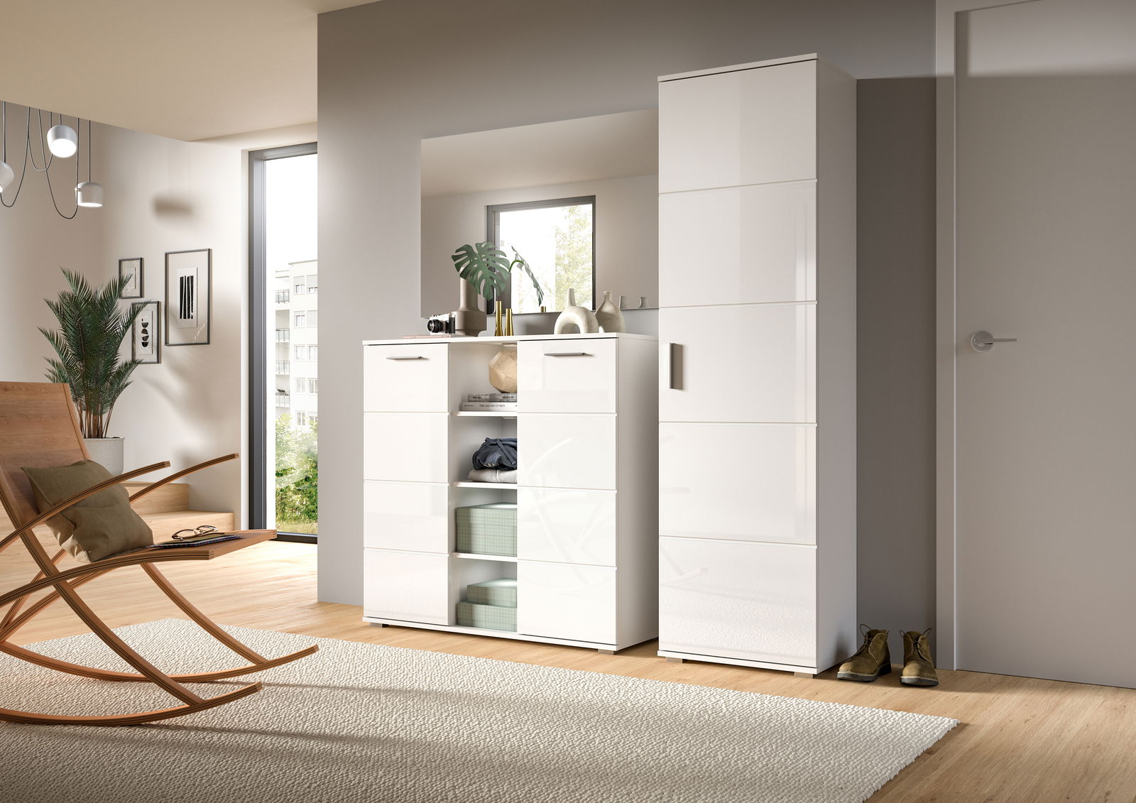 Moderne Garderobenkombination in Hochglanz-Weiß, bestehend aus einem hohen Schrank und einem Sideboard mit offenen Fächern, seitliche Perspektive.