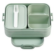 Groene bento-lunchbox met meerdere vakken en een vork, gezien van bovenaf.