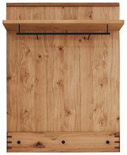 Garderobenpaneel aus Holz mit natürlicher Maserung, schwarzer Kleiderstange und Haken, Frontalansicht