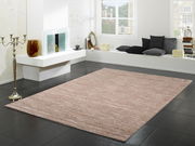 Beiger Uni-Teppich in modernem Wohnzimmer mit schwarzem Fliesenboden, seitliche Perspektive