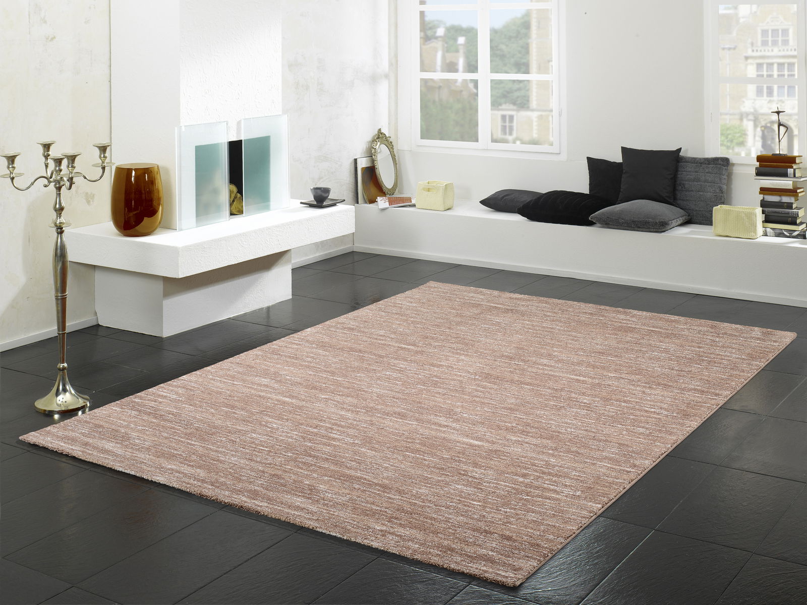 Beiger Uni-Teppich in modernem Wohnzimmer mit schwarzem Fliesenboden, seitliche Perspektive