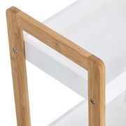 Nahaufnahme eines Standregals mit 3 Ablagefächern, Holzrahmen und weißen Regalböden, seitliche Perspektive