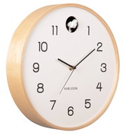 Moderne Wanduhr mit hellem Holzrahmen und schwarzem Ziffernblatt, seitliche Perspektive, mit kleinem Vogel oben.