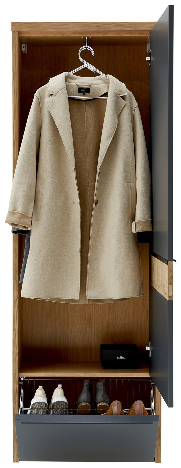 Offener Garderobenschrank aus Holz mit anthrazitfarbener Tür, innen ein beiger Mantel auf Kleiderbügel und unten ein ausziehbarer Schuhkorb mit Schuhen, Frontalansicht