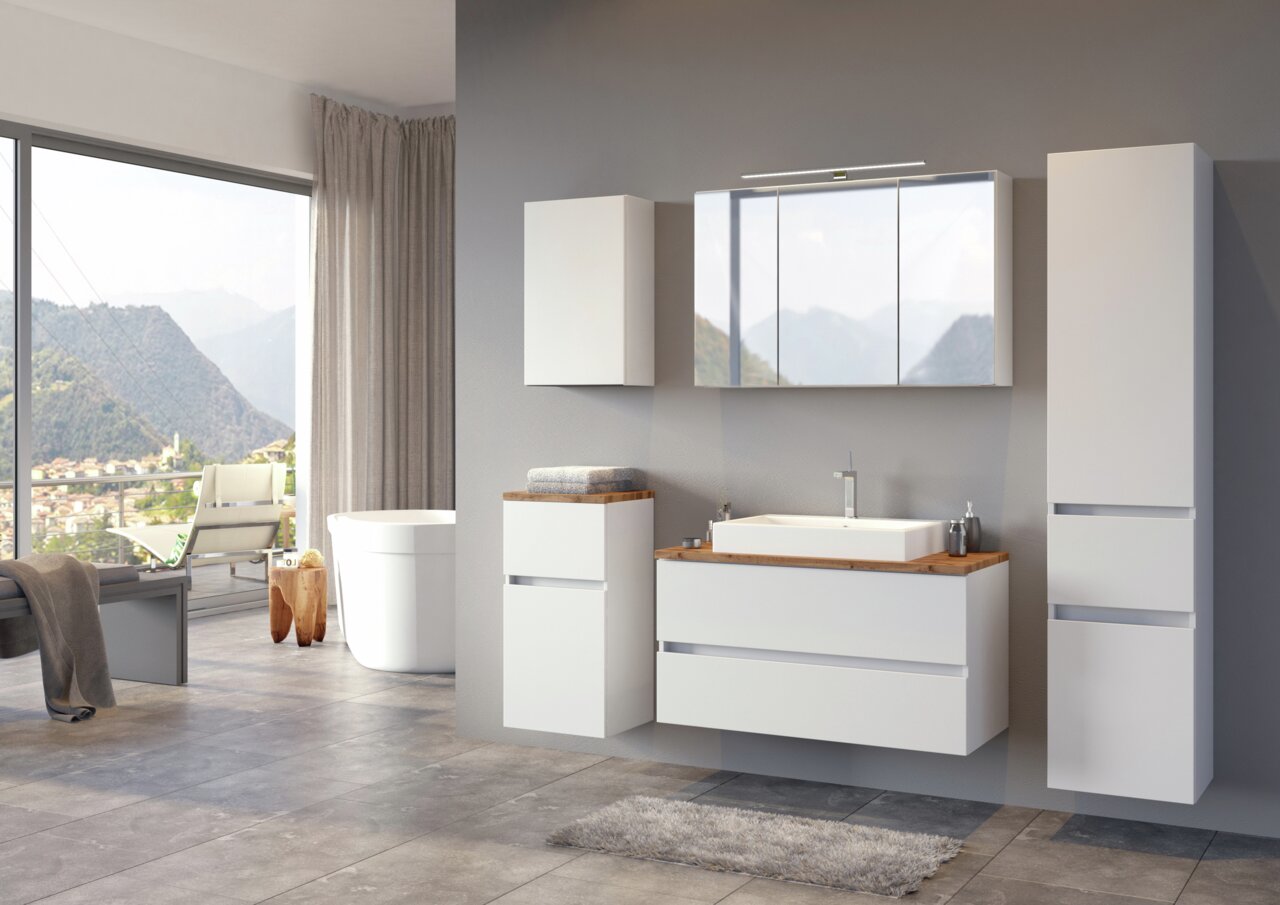 Moderner Spiegelschrank in einem stilvollen Badezimmer mit Bergblick, seitliche Perspektive.