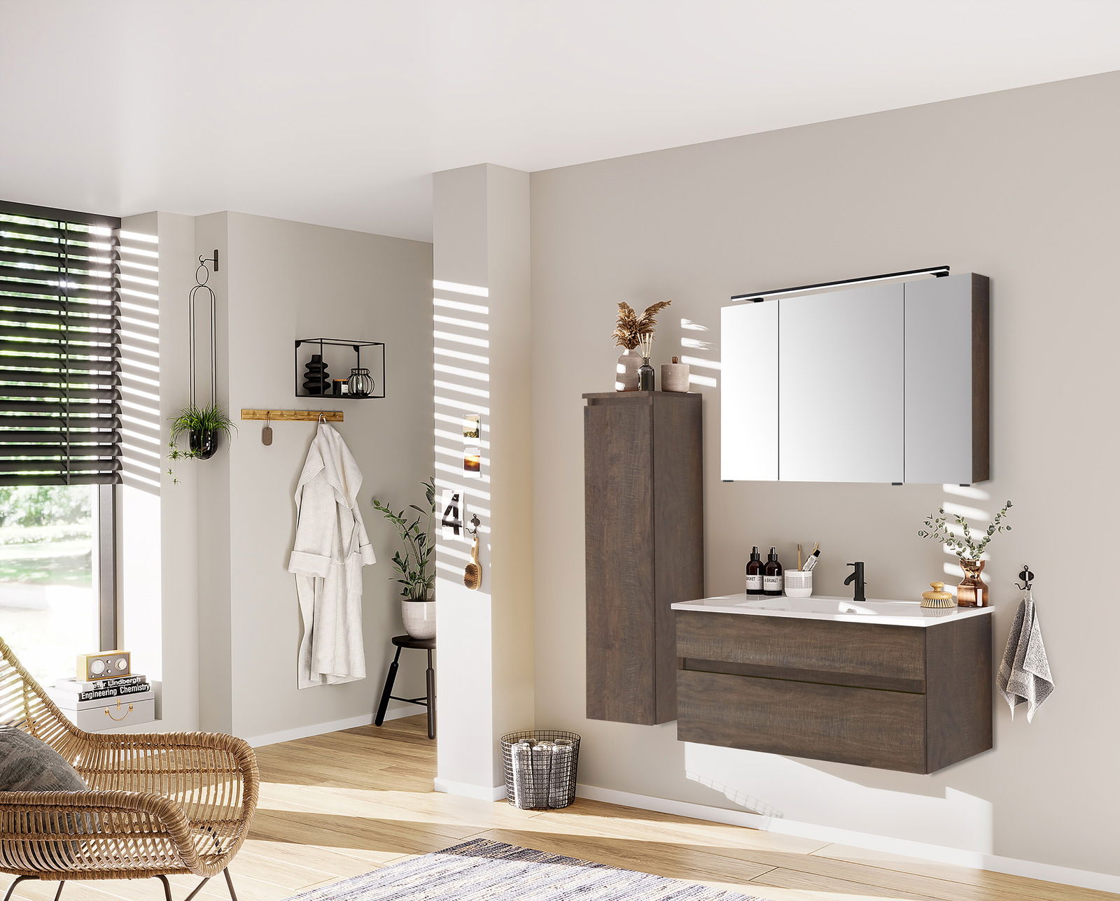 Moderne Badezimmermöbel in Holzoptik mit Spiegel und Waschbecken, seitliche Perspektive