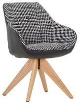 Moderner Armlehnstuhl mit schwarz-weißem Muster und Holzbeinen, seitliche Perspektive