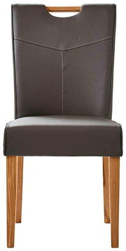 Vorderansicht eines braunen Stuhls der Serie STOCKHOLM mit Holzbeinen und gepolsterter Rückenlehne.