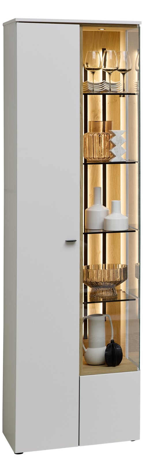 Venjakob Vitrine (L) VANYA Moderne Vitrine mit Glastür, beleuchtetem Innenraum und dekorativen Objekten, seitliche Perspektive