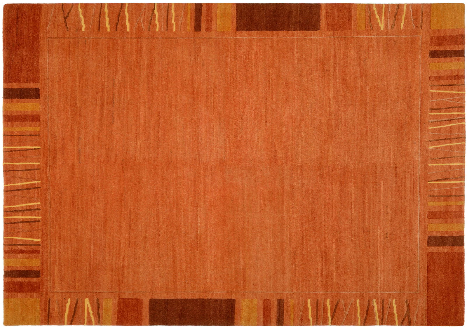 Vogelperspektive auf einen orangefarbenen Wollteppich mit geometrischen Mustern an den Rändern.