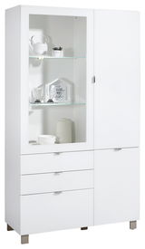 Weiße Vitrine mit Glastüren und Schubladen, frontal fotografiert, mit dekorativen Elementen wie Gläsern und einer Teekanne.