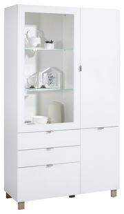 Weiße Vitrine mit Glastüren und Schubladen, frontal fotografiert, mit dekorativen Elementen wie Gläsern und einer Teekanne.