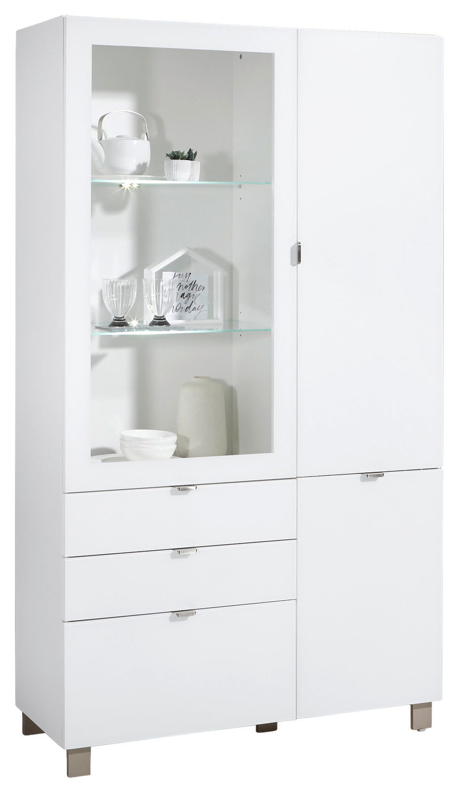 Weiße Vitrine mit Glastüren und Schubladen, frontal fotografiert, mit dekorativen Elementen wie Gläsern und einer Teekanne.