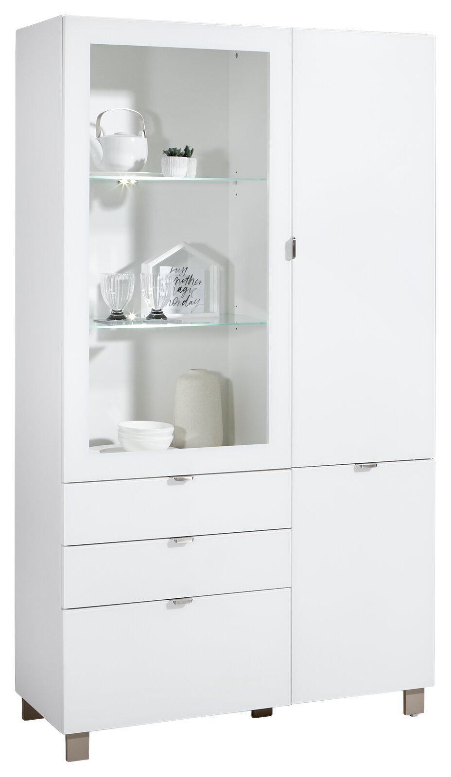 Hom´in Vitrine POOLE Weiße Vitrine mit Glastüren und Schubladen, frontal fotografiert, mit dekorativen Elementen wie Gläsern und einer Teekanne.