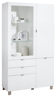 Weiße Vitrine mit Glastüren und Schubladen, frontal fotografiert, mit dekorativen Elementen wie Gläsern und einer Teekanne.