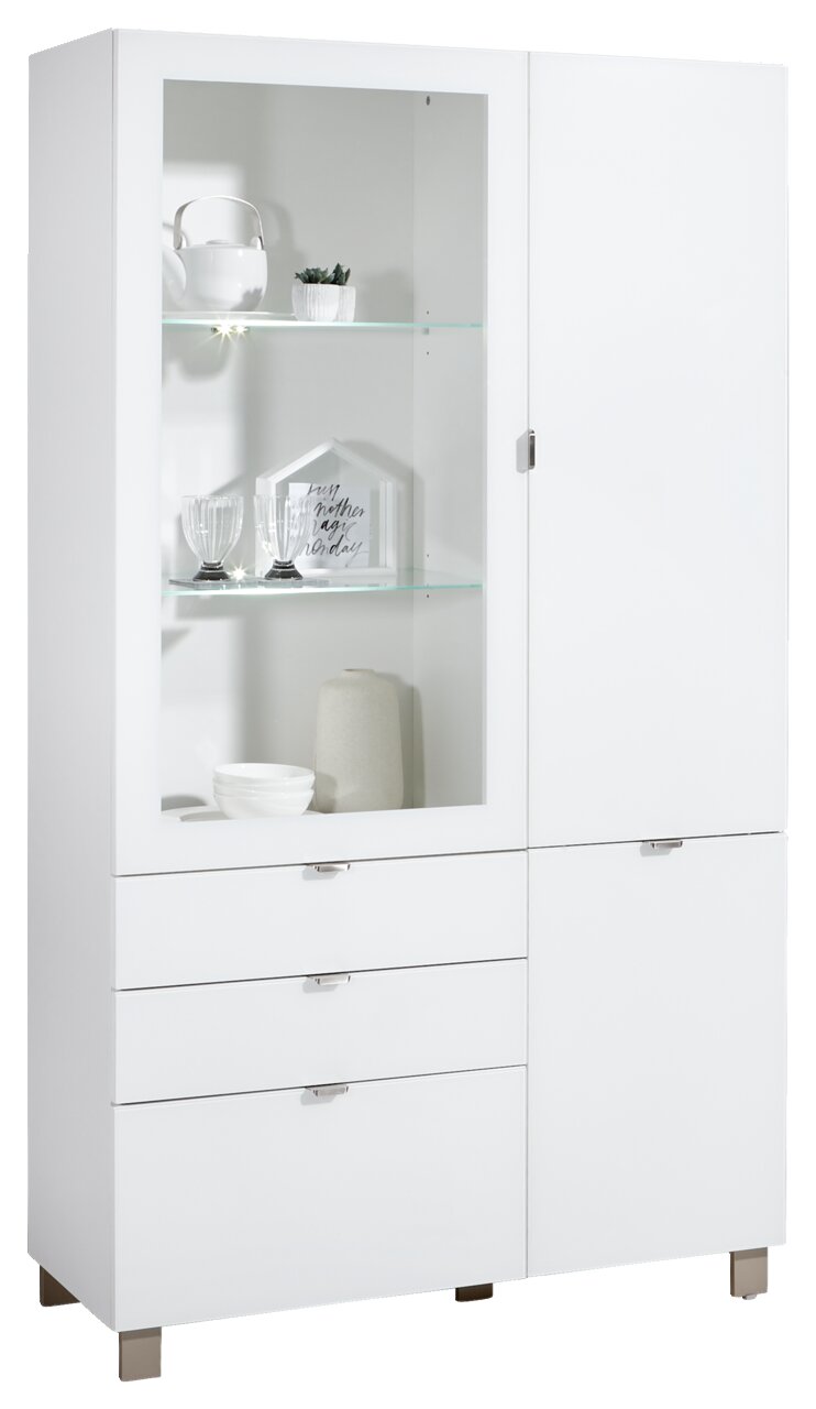 Weiße Vitrine mit Glastüren und Schubladen, frontal fotografiert, mit dekorativen Elementen wie Gläsern und einer Teekanne.