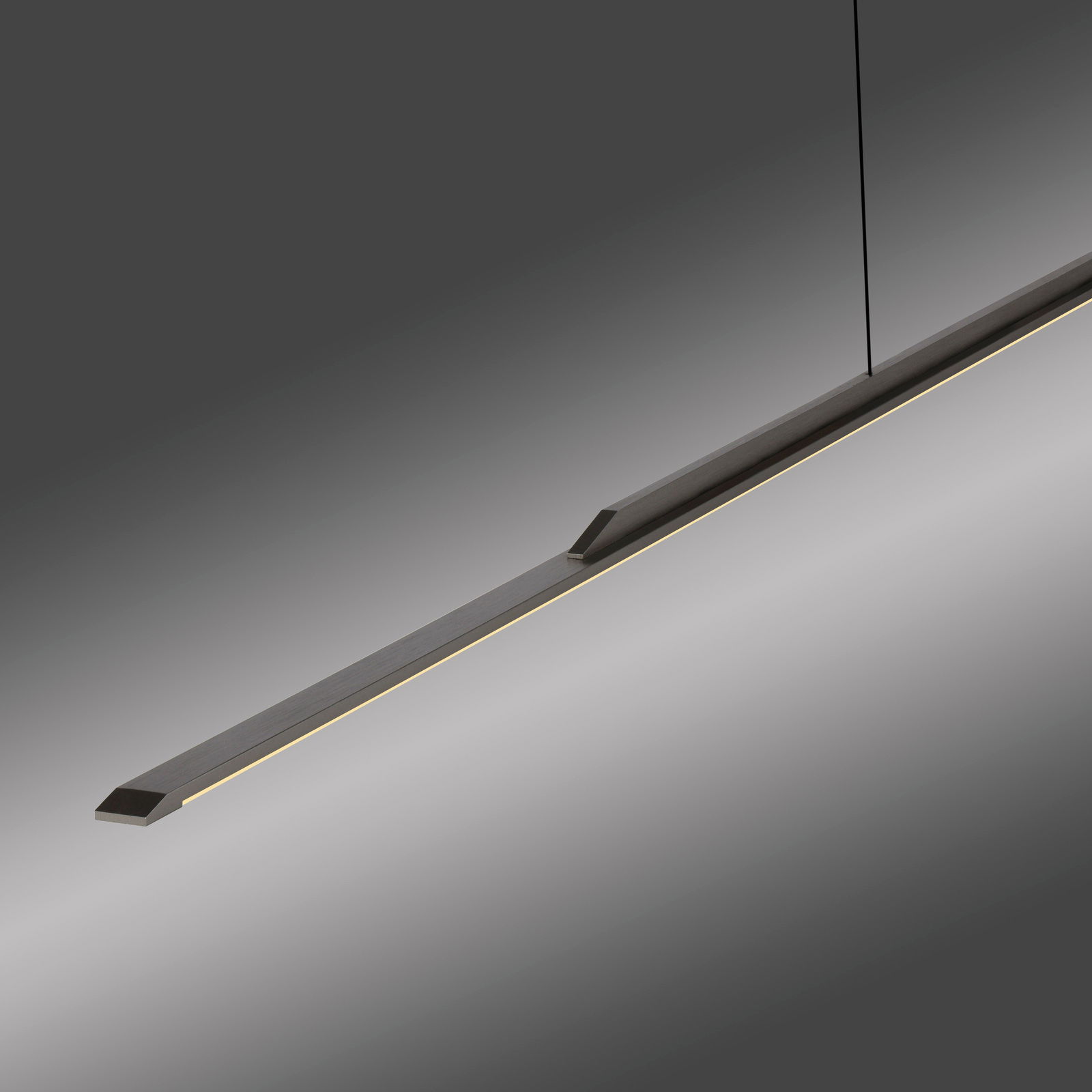 Moderne Pendelleuchte PURE Surface in seitlicher Perspektive, schlankes und minimalistisches Design mit schwarzem Finish.