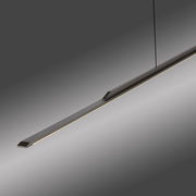 Moderne Pendelleuchte PURE Surface in seitlicher Perspektive, schlankes und minimalistisches Design mit schwarzem Finish.