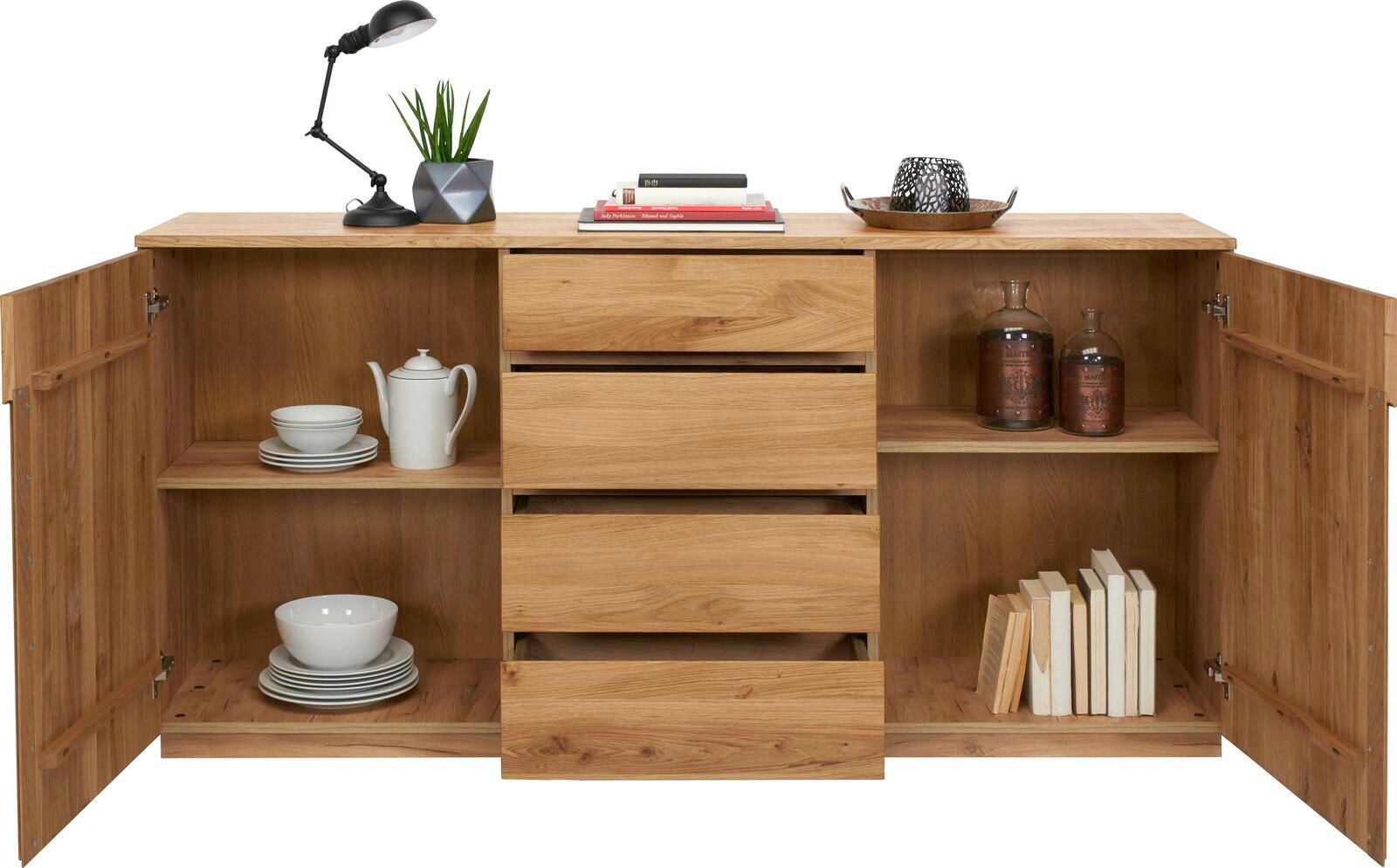 Holz-Sideboard mit offenen Türen, zeigt Regale mit Geschirr, Büchern und Dekorationen, Frontalansicht