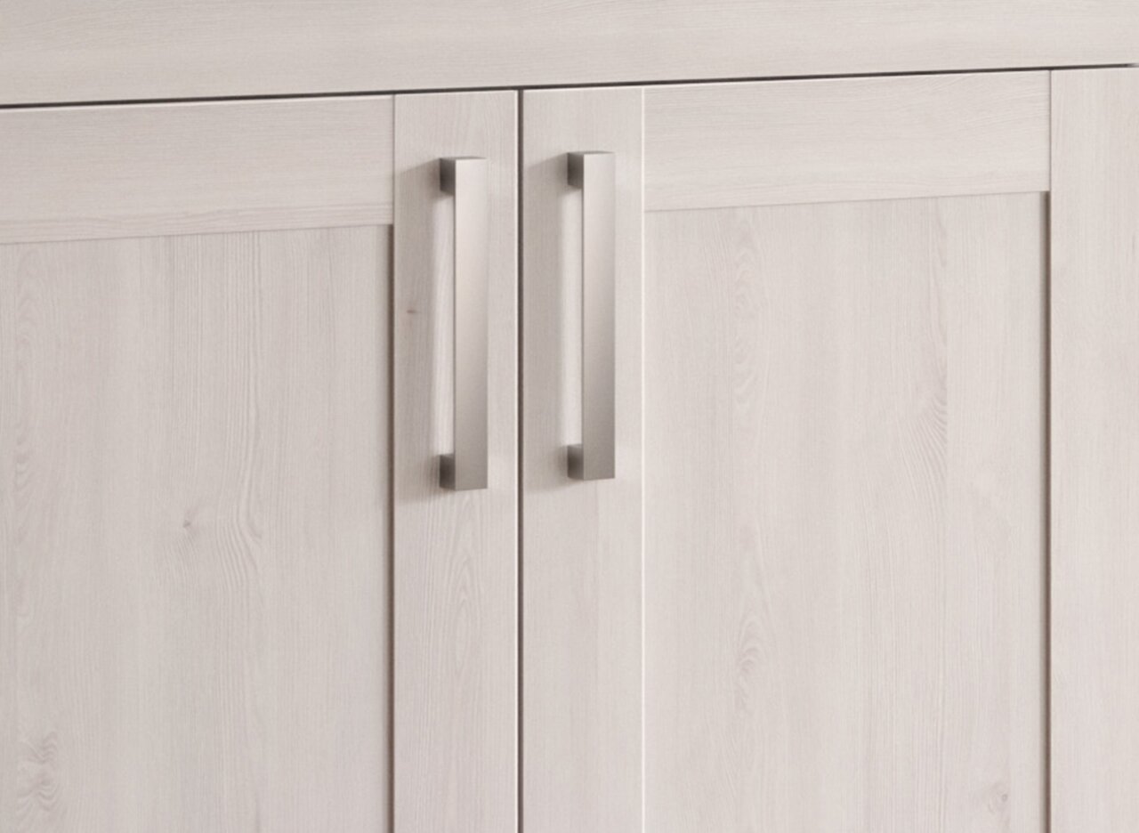 Nahaufnahme von zwei Schranktüren mit modernen, silbernen Griffen in Holzoptik.