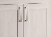 Nahaufnahme von zwei Schranktüren mit modernen, silbernen Griffen in Holzoptik.