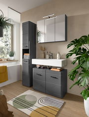 Moderne Badkombination in dunklem Grau mit Spiegelschrank, Waschbecken und Hochschrank, seitliche Perspektive