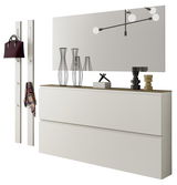 Garderobenset mit zwei weißen Paneelen mit Haken, einem großen Spiegel und einer weißen Kommode, seitliche Perspektive