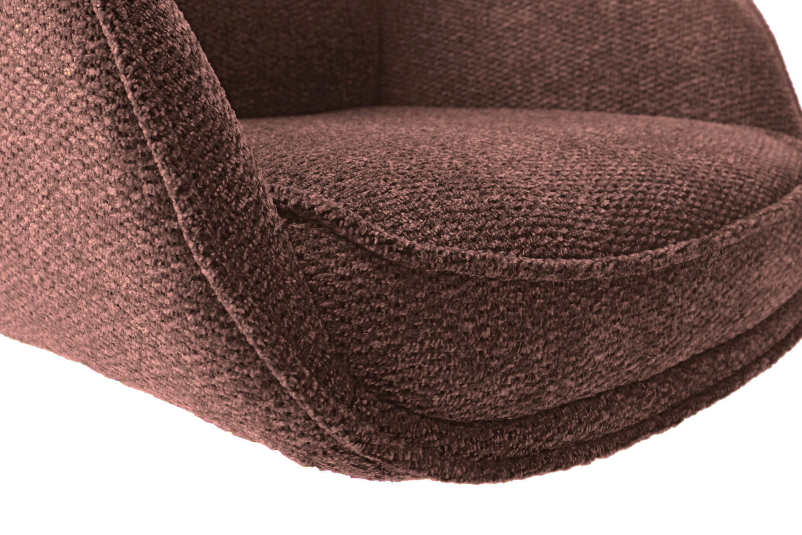 Nahaufnahme eines braunen Armlehnstuhls mit strukturierter Stoffoberfläche, seitliche Perspektive