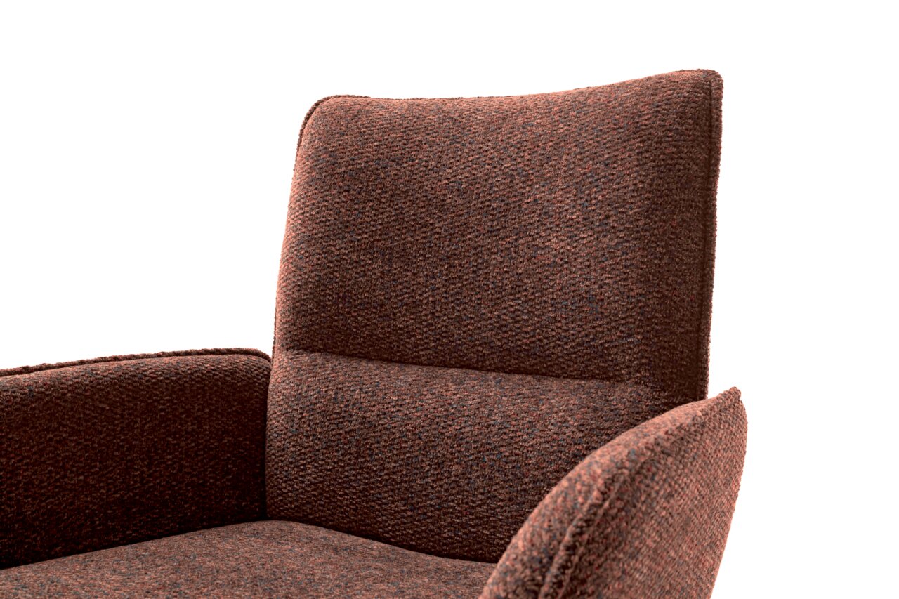 Nahaufnahme eines braunen Armlehnstuhls mit texturierter Oberfläche, seitliche Perspektive