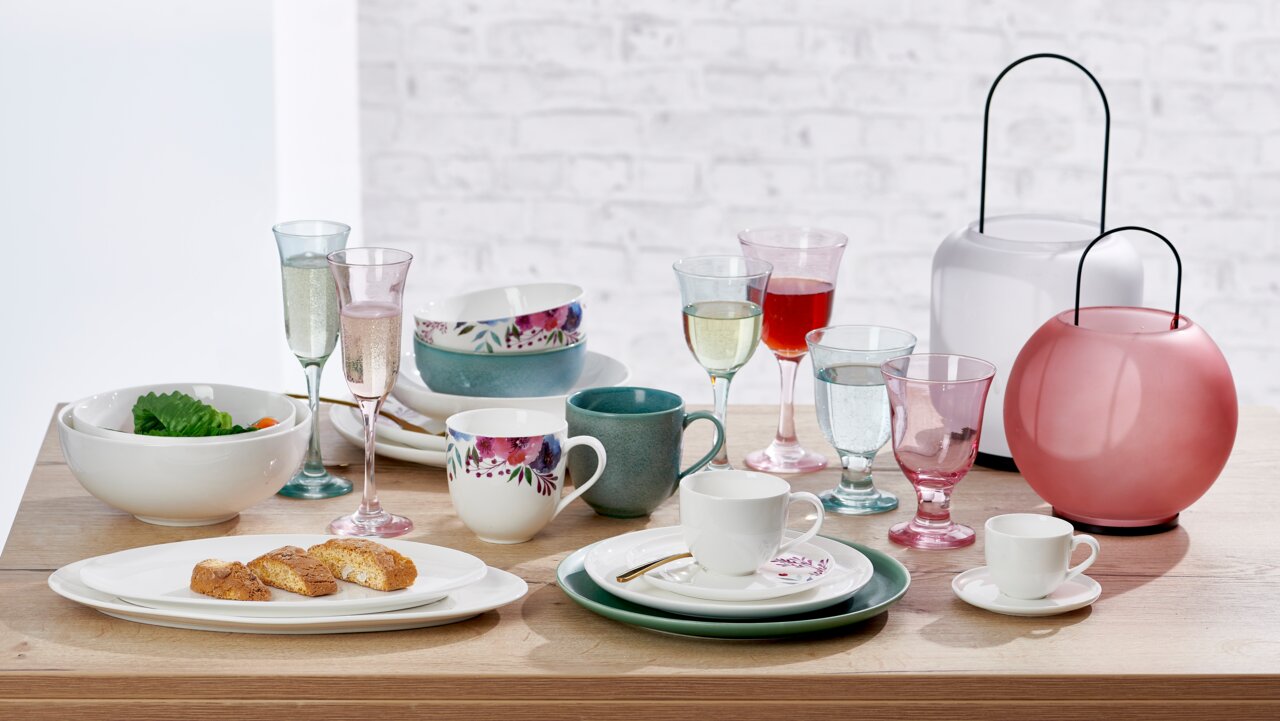 Ritzenhoff & Breker Teetasse SKAGEN Verschiedene Geschirrteile, darunter eine Teetasse Skagen 180ml, auf einem Holztisch in einer stilvollen Tischdekoration. Die Perspektive ist frontal.