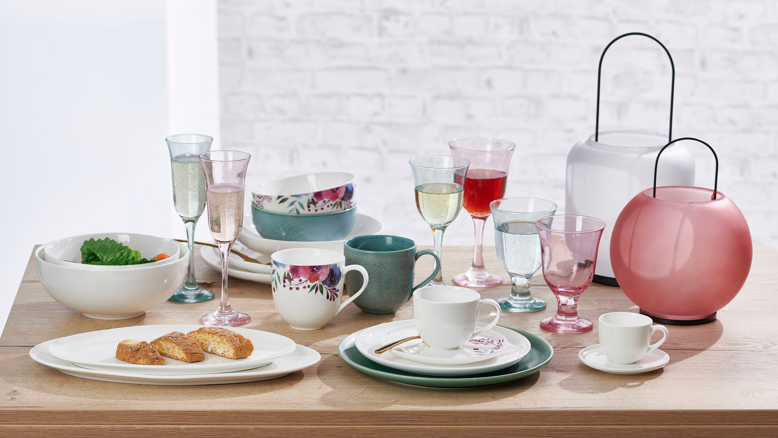 Ritzenhoff & Breker Teetasse SKAGEN Verschiedene Geschirrteile, darunter eine Teetasse Skagen 180ml, auf einem Holztisch in einer stilvollen Tischdekoration. Die Perspektive ist frontal.