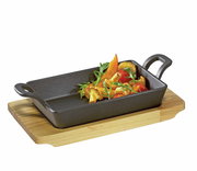 Rechteckige BBQ Grillpfanne aus Gusseisen mit zwei Griffen, serviert auf einem Holzbrett, gefüllt mit frischem Gemüse. Perspektive von schräg oben.