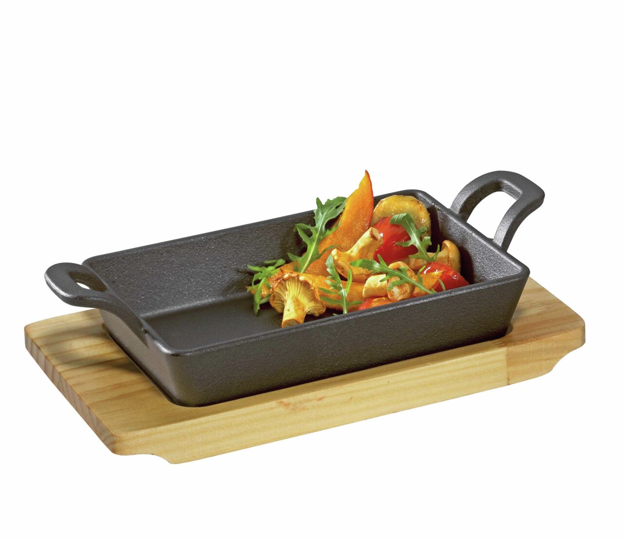 Rechteckige BBQ Grillpfanne aus Gusseisen mit zwei Griffen, serviert auf einem Holzbrett, gefüllt mit frischem Gemüse. Perspektive von schräg oben.