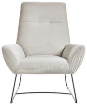 Moderner Sessel mit geripptem Stoffbezug in hellem Beige, frontal fotografiert, mit schlanken Metallbeinen.