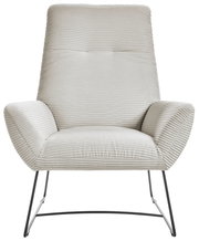 Moderner Sessel mit geripptem Stoffbezug in hellem Beige, frontal fotografiert, mit schlanken Metallbeinen.
