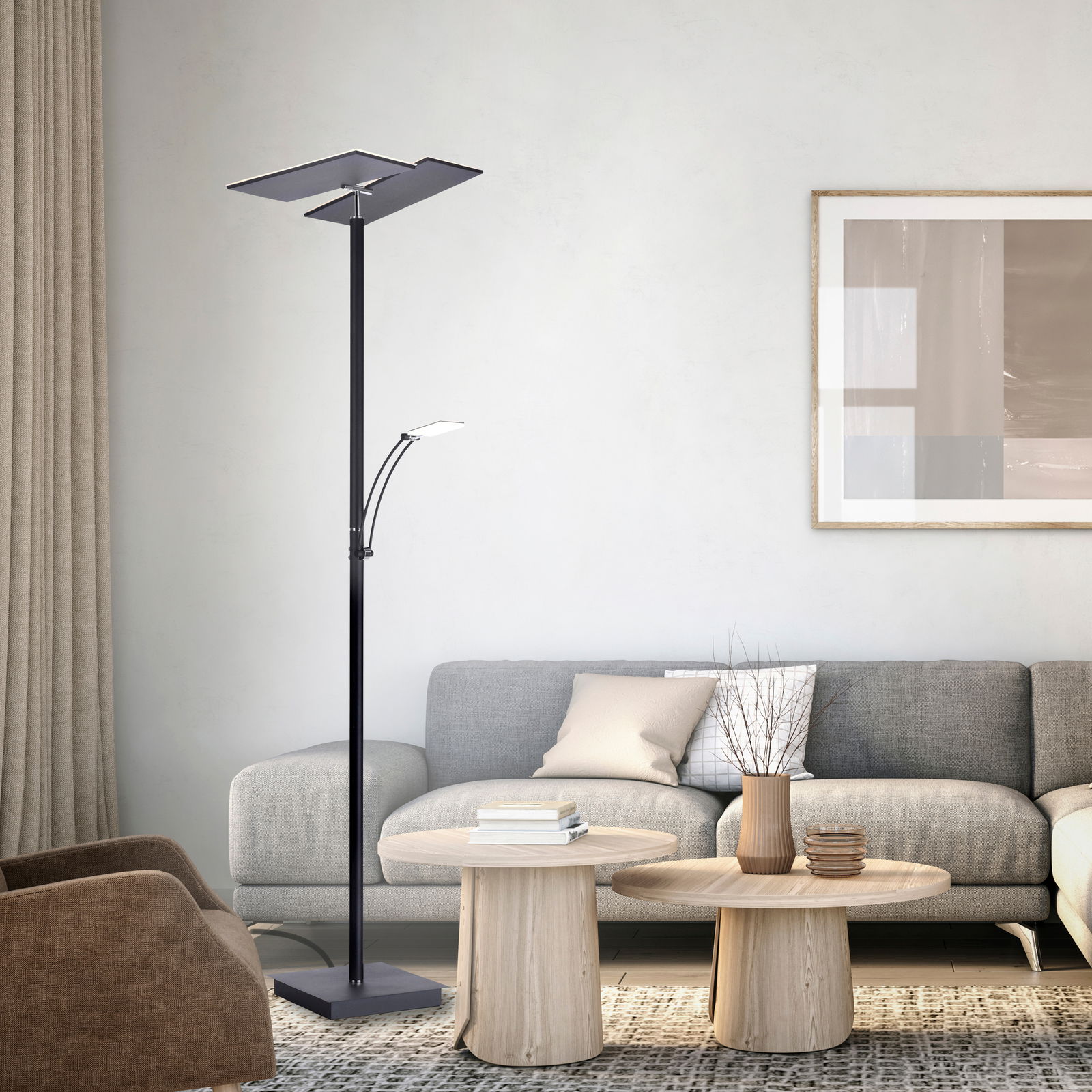 Moderne LED-Stehleuchte in einem stilvollen Wohnzimmer, seitliche Perspektive