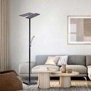 Moderne LED-Stehleuchte in einem stilvollen Wohnzimmer, seitliche Perspektive