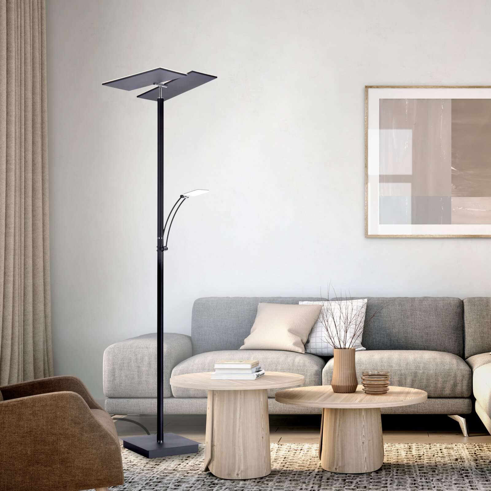 Moderne LED-Stehleuchte in einem stilvollen Wohnzimmer, seitliche Perspektive