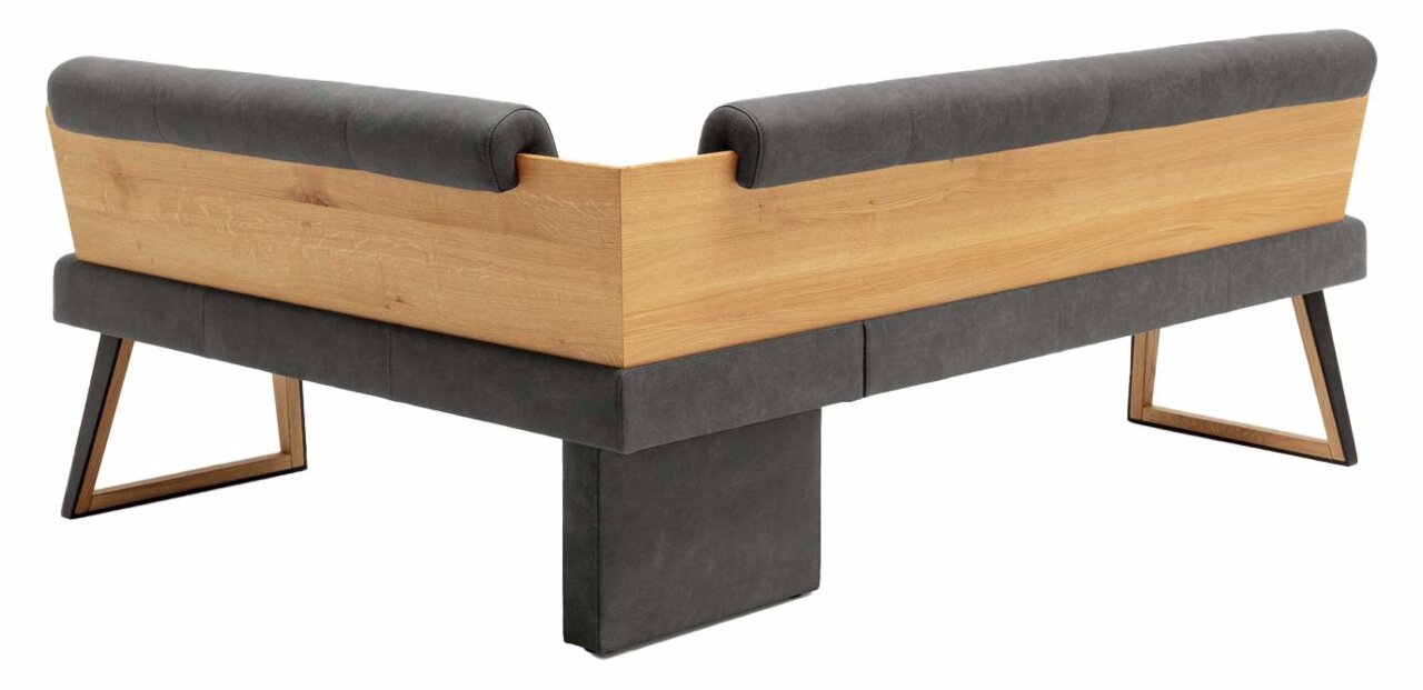 Achterkant van een moderne hoekbank met houten en gestoffeerde elementen, in L-vorm, op schuine poten.