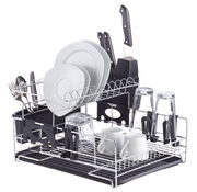 Geschirrabtropfständer aus Metall mit zwei Ebenen, gefüllt mit Tellern, Gläsern, Tassen und Besteck, seitliche Perspektive