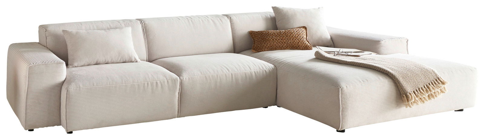 Lounge Handmade Hoekbank LH-EDINA Beige Ecksofa mit Ottomane, dekoriert mit Kissen und Decke, Perspektive von vorne links