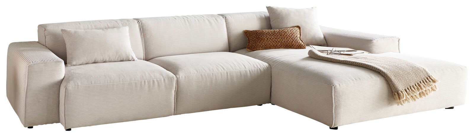 Beige Ecksofa mit Ottomane, dekoriert mit Kissen und Decke, Perspektive von vorne links