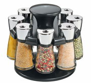 Gewürzkarussell mit 8 Gläsern, gefüllt mit verschiedenen Gewürzen, aus der Vogelperspektive fotografiert.