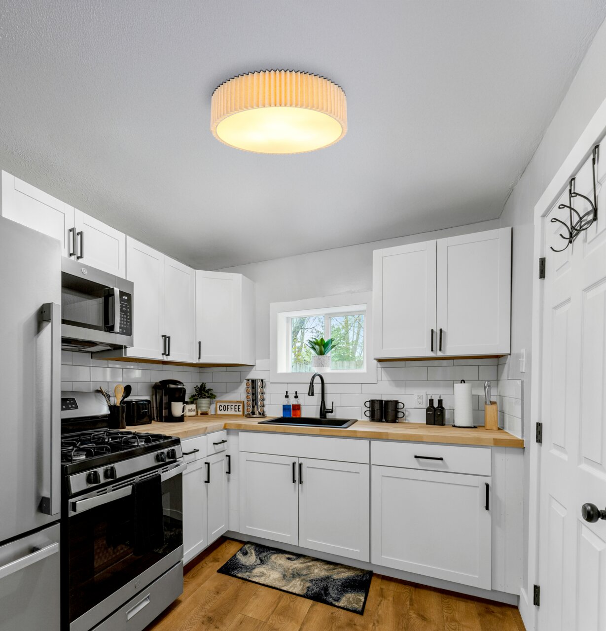 Globo Lighting Deckenleuchte PAGE Moderne Deckenleuchte mit Stoffschirm in einer hellen Küche, von unten betrachtet.