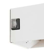 Nahaufnahme eines weißen Akku-Wandleuchte mit einem schwarzen Ein-/Ausschalter, seitliche Perspektive