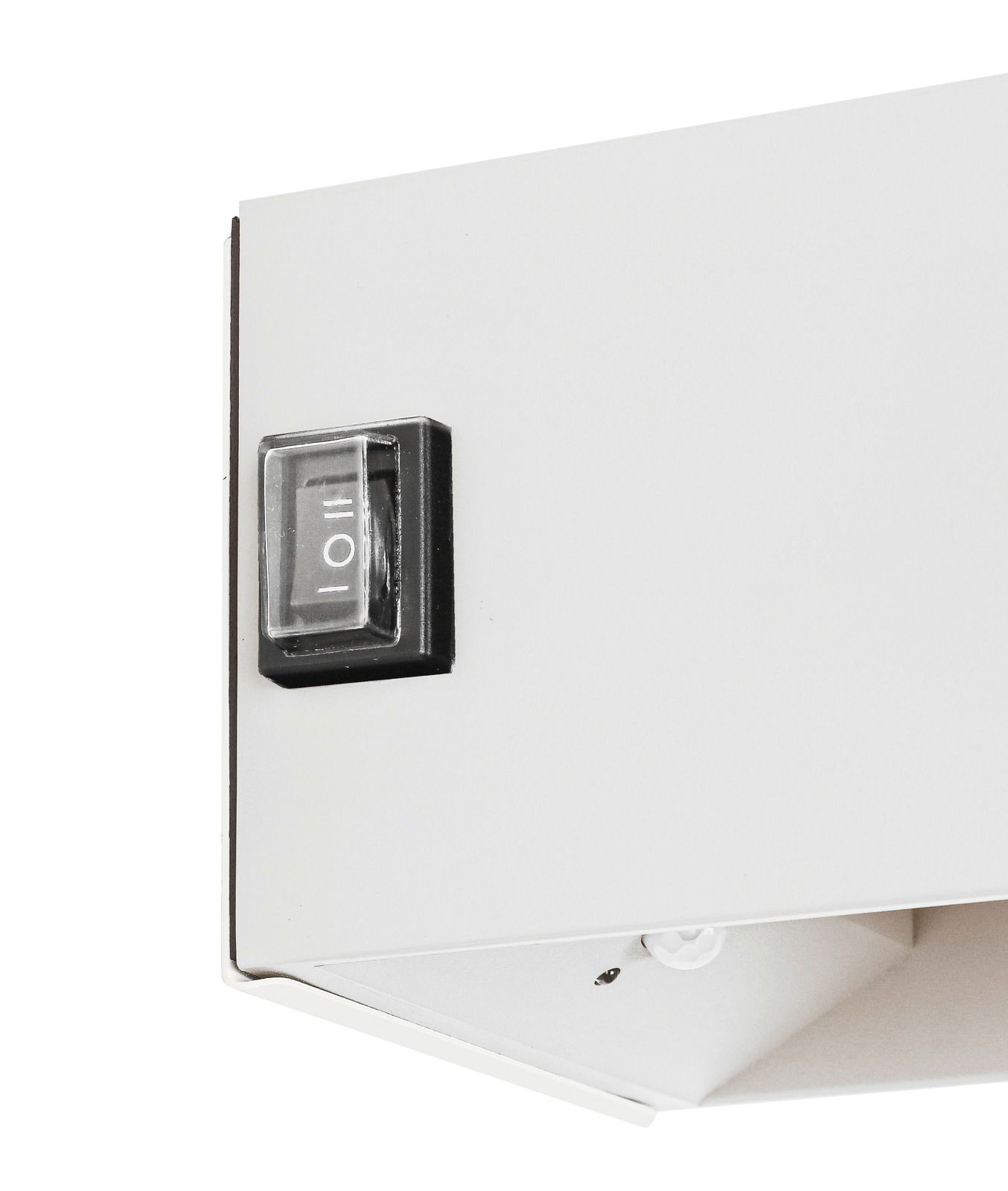 Nahaufnahme eines weißen Akku-Wandleuchte mit einem schwarzen Ein-/Ausschalter, seitliche Perspektive