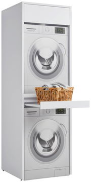 Doppel-Waschmaschinenschrank mit zwei Waschmaschinen übereinander, seitliche Perspektive, mit herausziehbarem Fach und Wäschekorb.